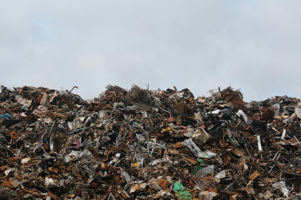 Excesso de lixo no estado encheria três Maracanãs