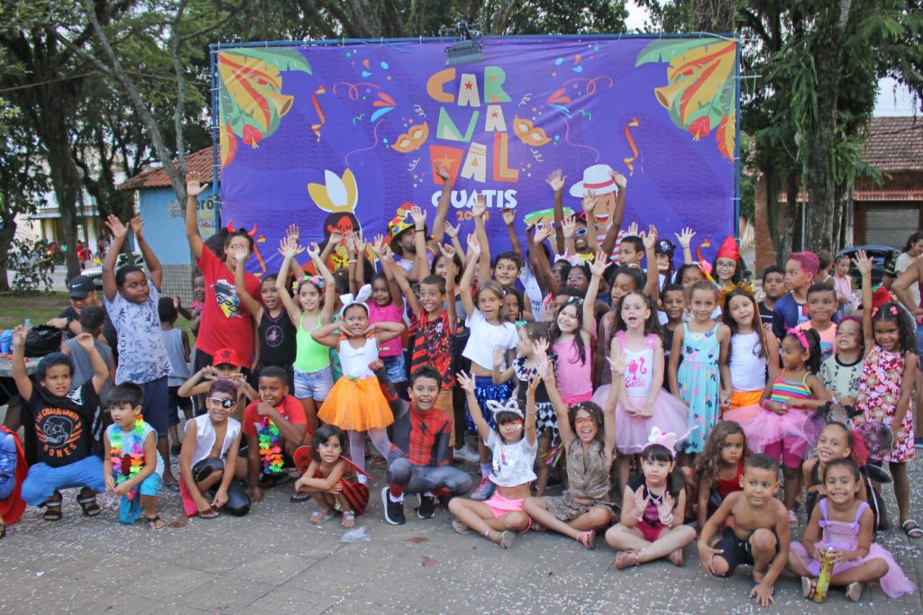 Quatis encerra carnaval com as crianças