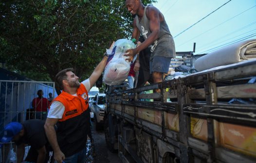 Campos cria força-tarefa para receber doações para vítimas das enchentes