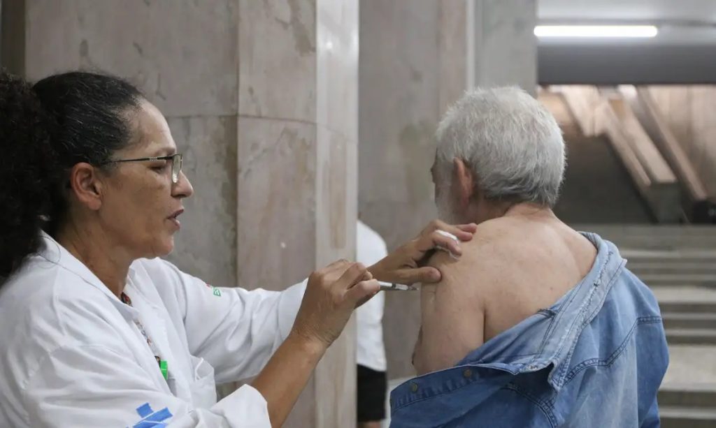 Covid-19 cai e casos de síndrome gripal crescem no Rio
