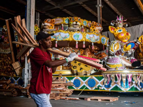 Escolas de samba produzem rodos para doar para o Sul
