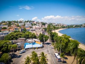 Alunos fazem ação de limpeza em praia na Ilha