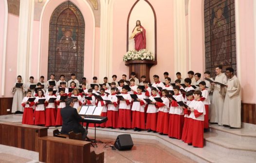 Coral dos Canarinhos de Petrópolis se apresenta no Música na Matriz