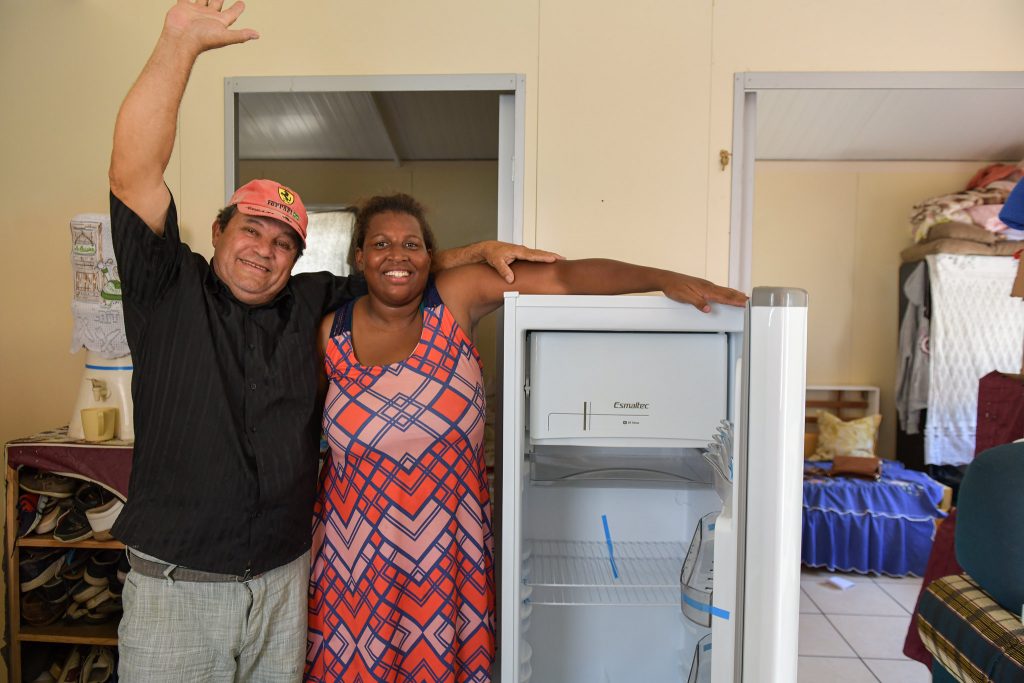 Famílias de Conjunto Habitacional ganham geladeiras em Areal