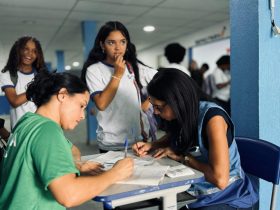 Vacinas contra gripe e HPV aplicadas em alunos de Nilópolis