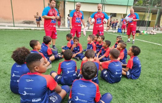 Escolinha de futebol de Zico chega a Niterói