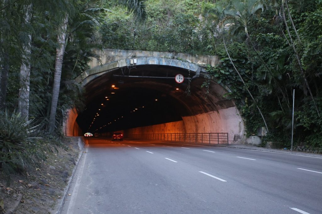 Grafiteiros pintam painel em túnel de Niterói