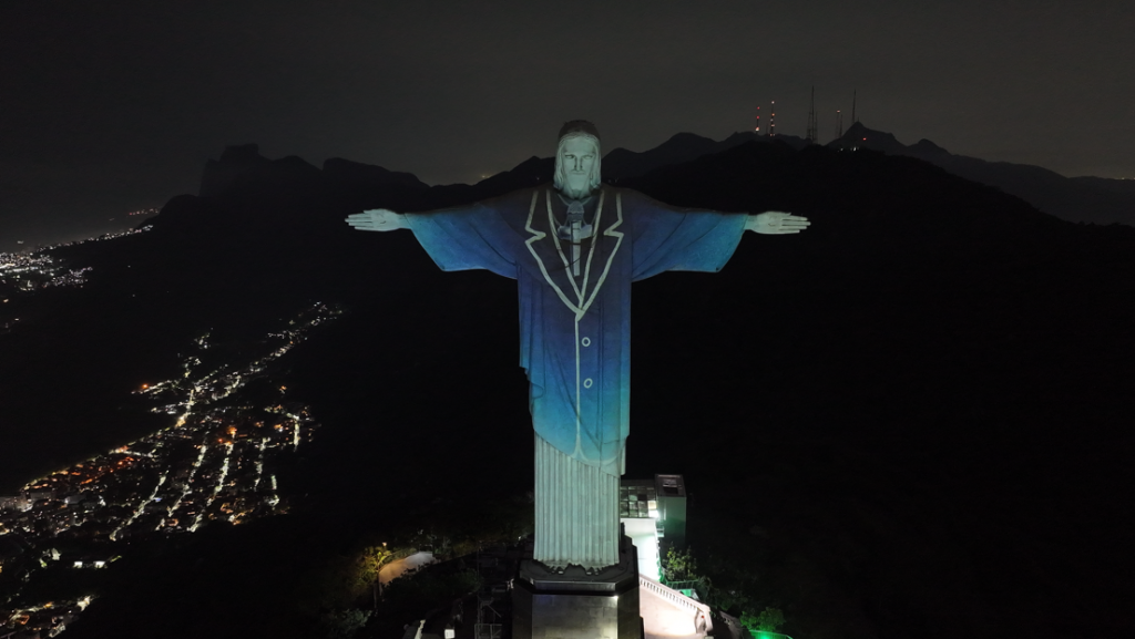 Cristo Redentor homenageia Silvio Santos