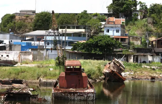 Baía de Guanabara: MPF quer solução para navios abandonados