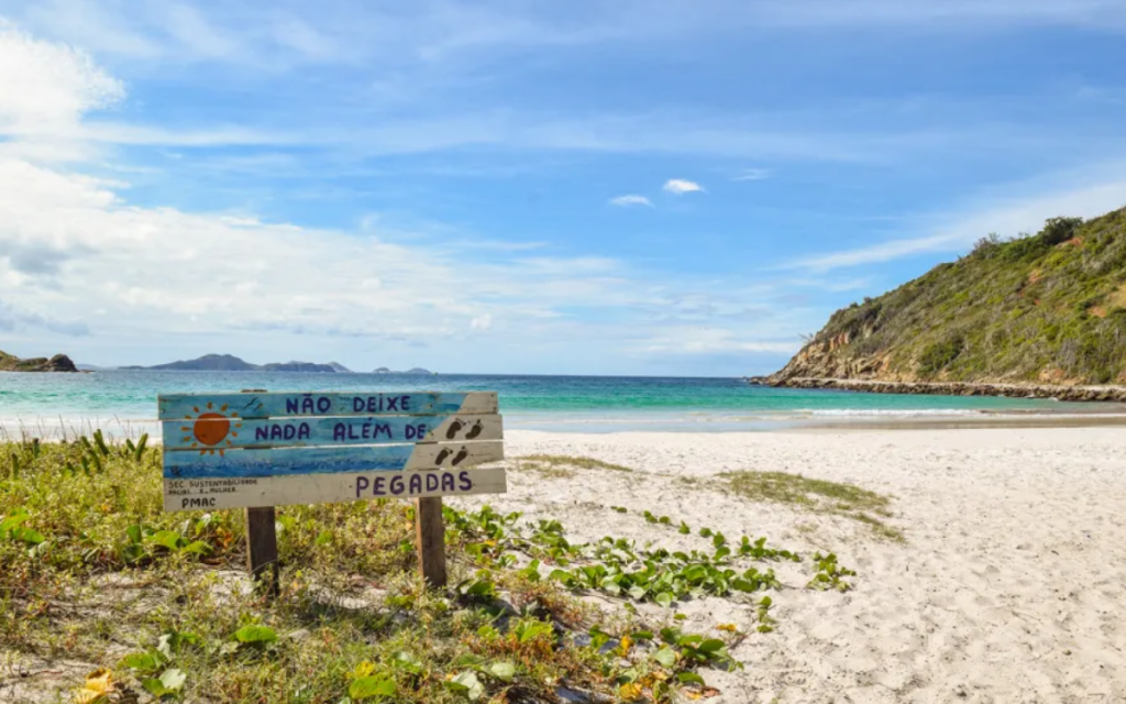 Alunos de Arraial do Cabo promovem mutirão de limpeza em praia