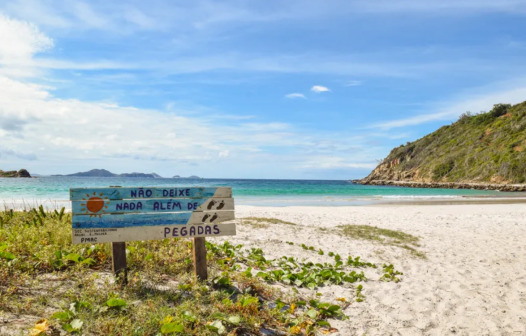 Alunos de Arraial do Cabo promovem mutirão de limpeza em praia