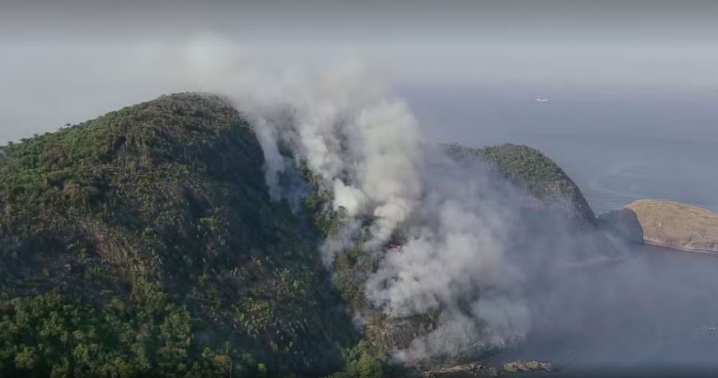 Bombeiros combatem incêndio no Morro das Andorinhas em Niterói