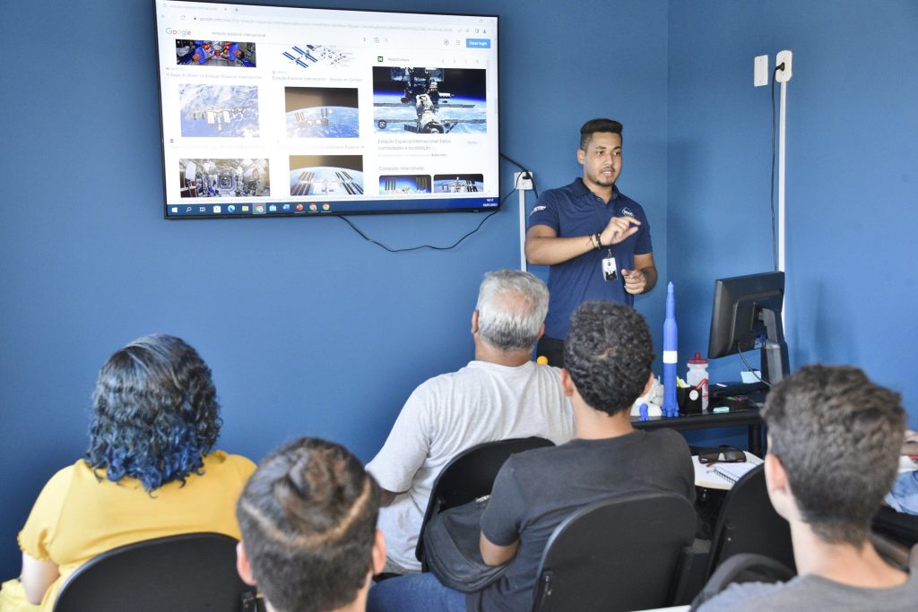 Cursos gratuitos em robótica e sustentabilidade com vagas em Maricá