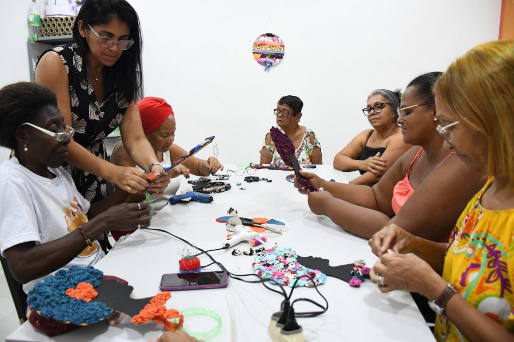 Oficinas de artesanato promovem inclusão de idosos em Belford Roxo