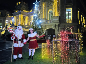 Palácio Guanabara ganha iluminação e árvore interativa de Natal