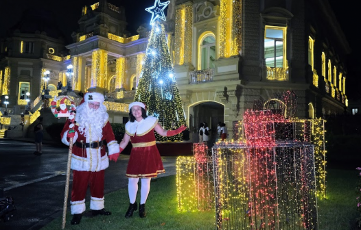 Palácio Guanabara ganha iluminação e árvore interativa de Natal