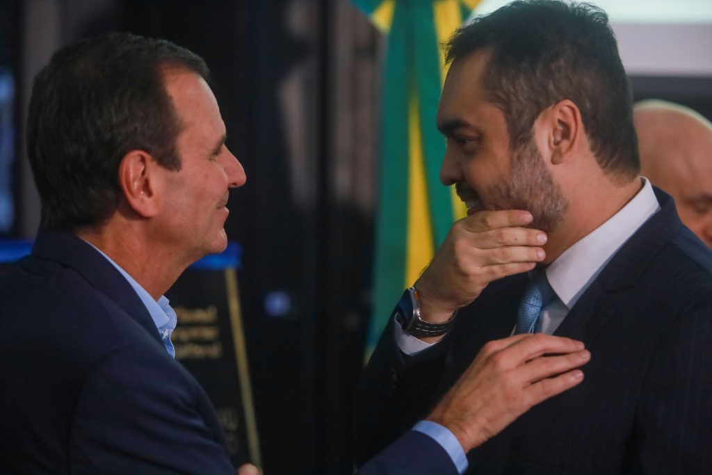 Batalha entre Paes e Castro chega a Brasília