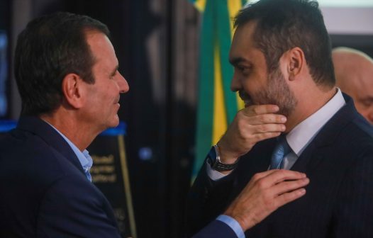 Batalha entre Paes e Castro chega a Brasília