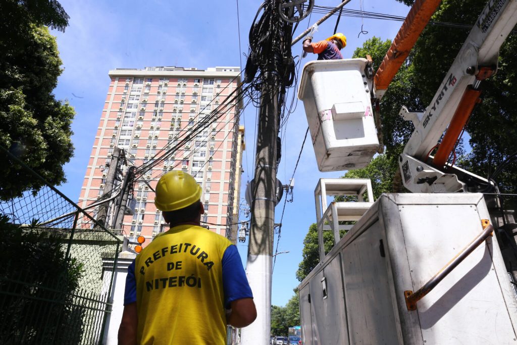 Niterói realiza força-tarefa para limpeza e retirada de fios