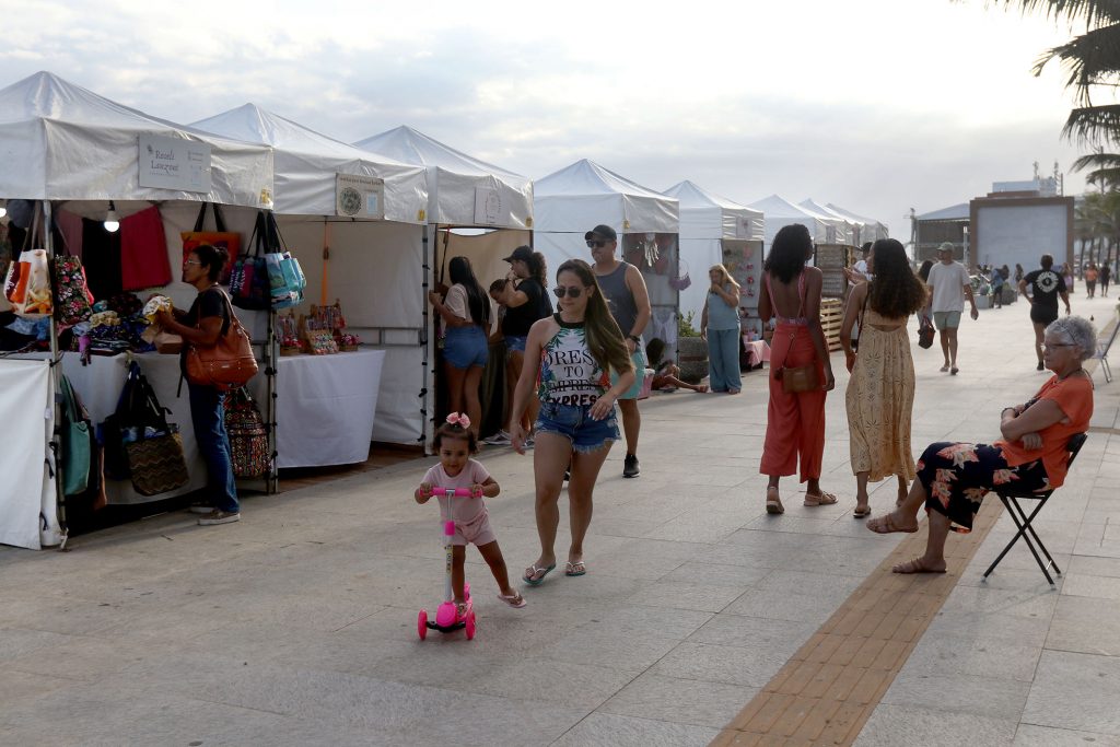 Artesanato macaense atrai turistas na orla