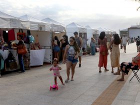 Artesanato macaense atrai turistas na orla