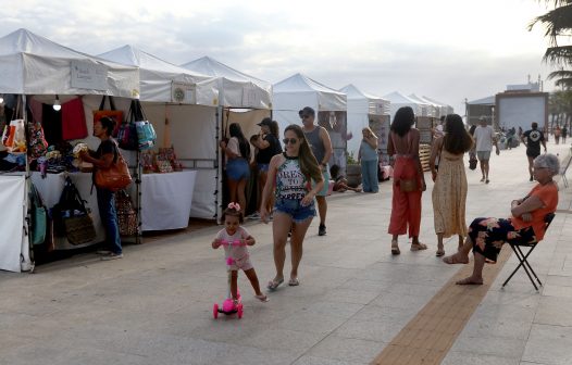 Artesanato macaense atrai turistas na orla