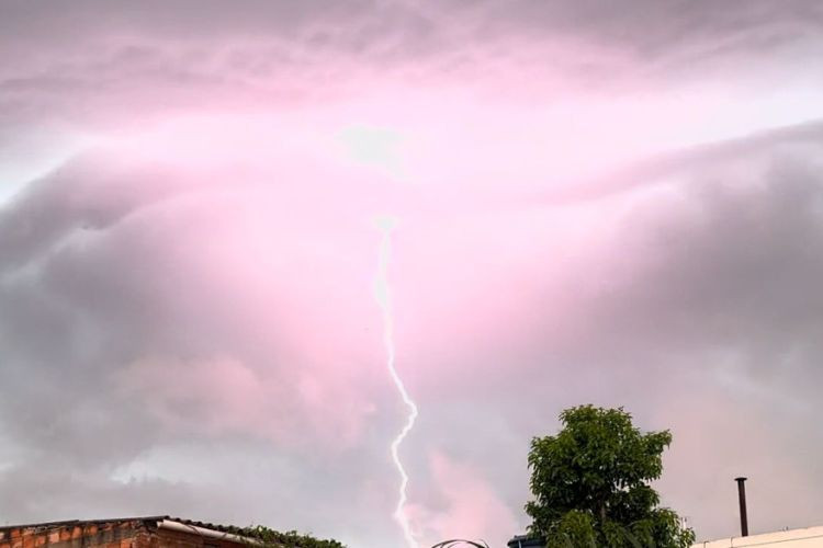 Raios: Defesa Civil alerta para cuidados durante tempestades