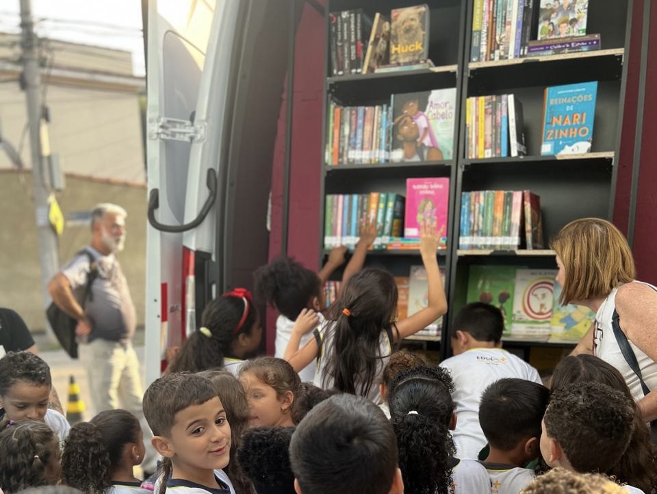 “Biblioteca sobre rodas” recebe doações, em Volta Redonda