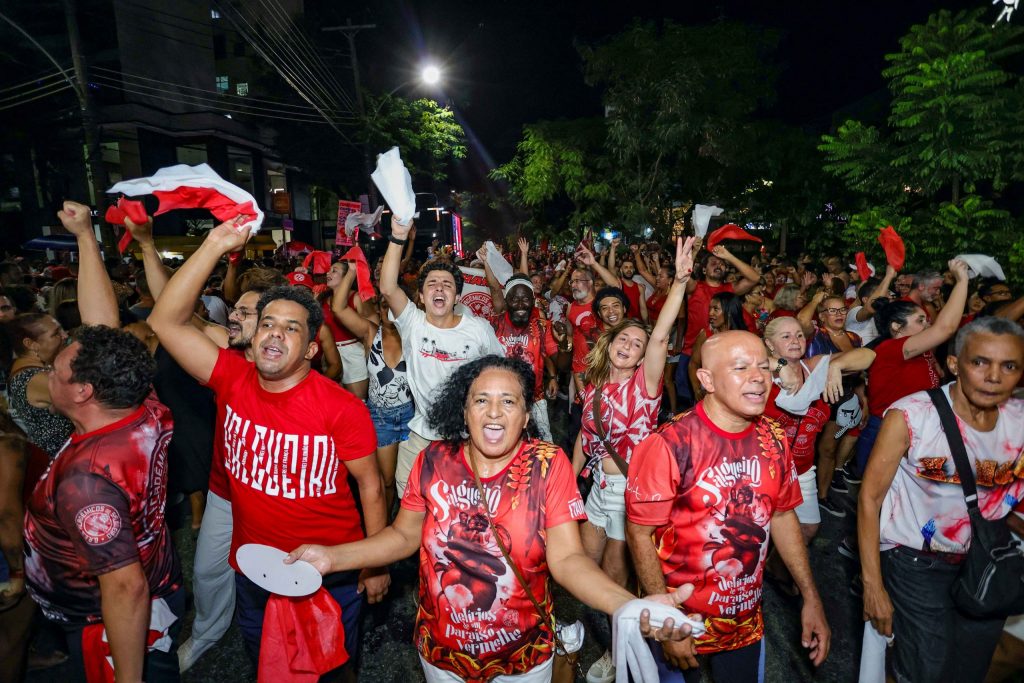 Escolas de samba prosseguem com ensaios de rua