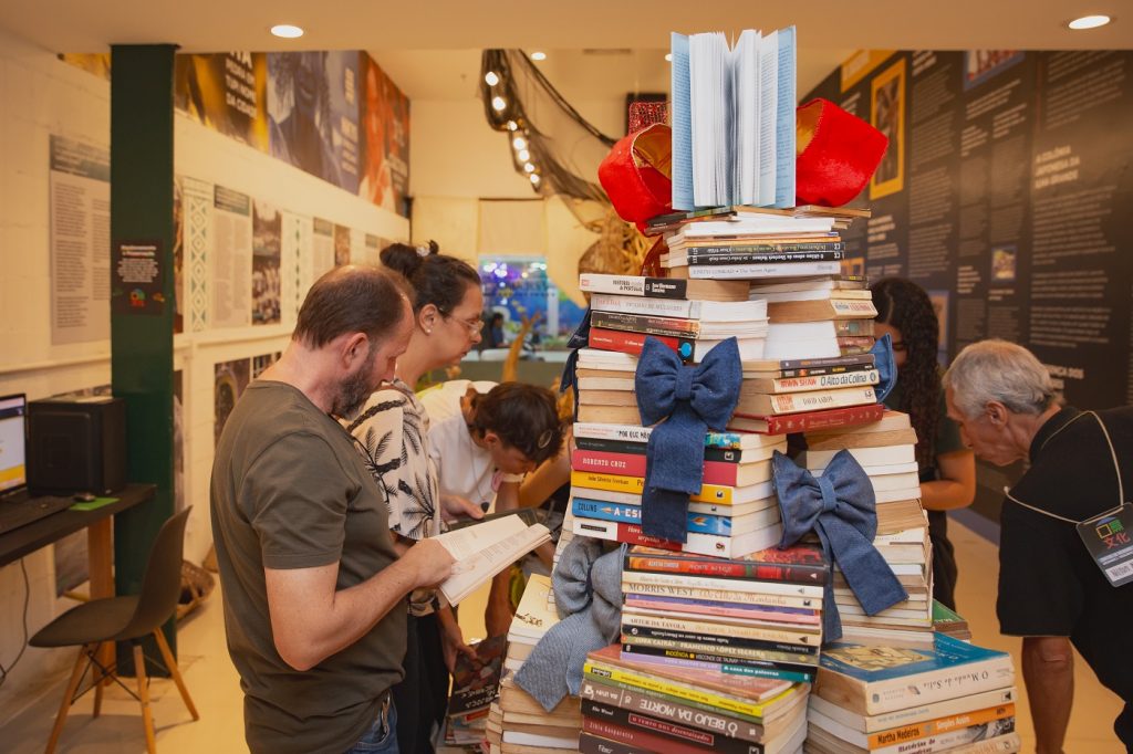 Troca de livros e apresentação musical gratuita em Itaguaí