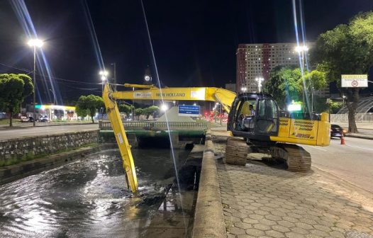 Canal do Mangue recebe serviço de limpeza no Centro do Rio