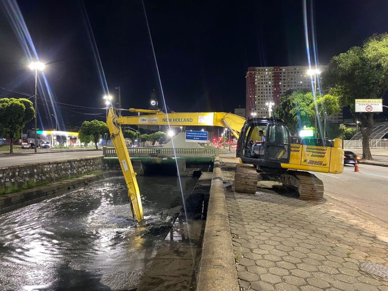 Canal do Mangue recebe serviço de limpeza no Centro do Rio