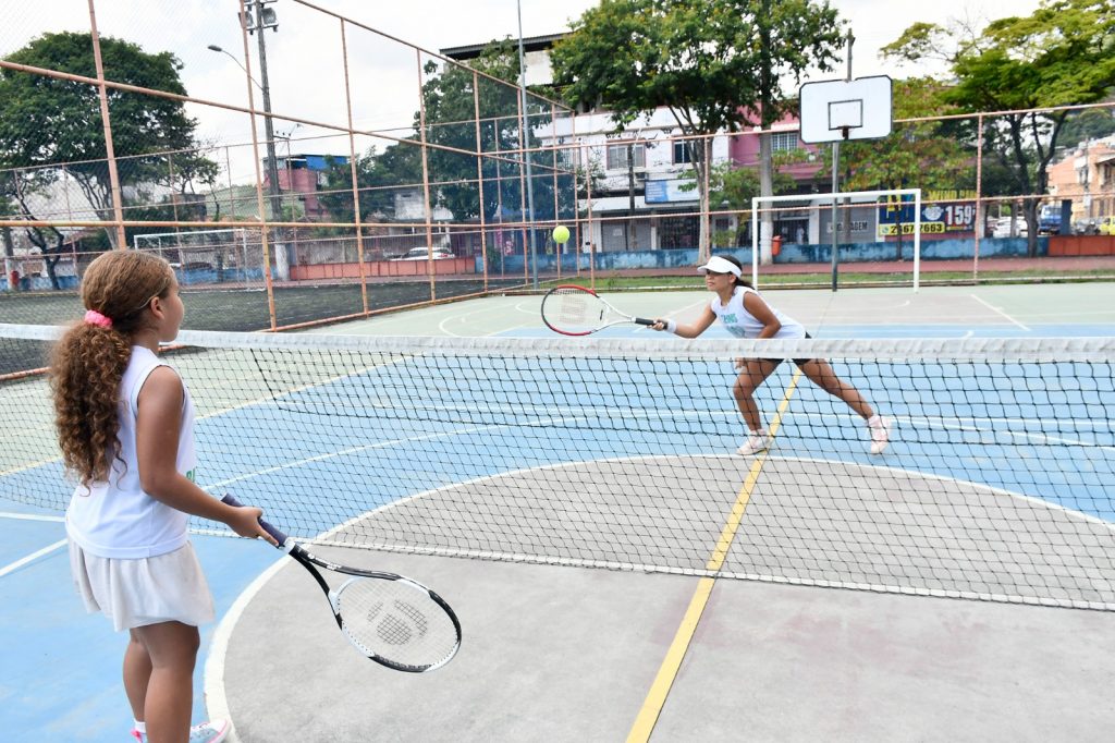 Aulas de tênis na Vila Olímpica de Nova Iguaçu