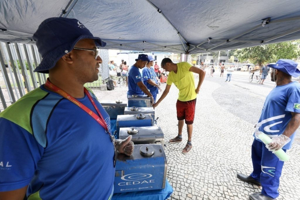 Cedae oferece água gelada de graça nos dias de calor extremo