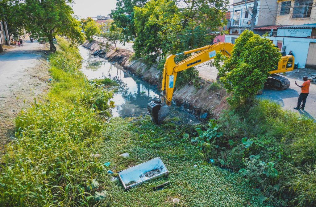 Meriti recebe máquina do Inea para limpeza do Rio Pavuninha