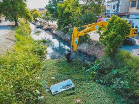 Meriti recebe máquina do Inea para limpeza do Rio Pavuninha