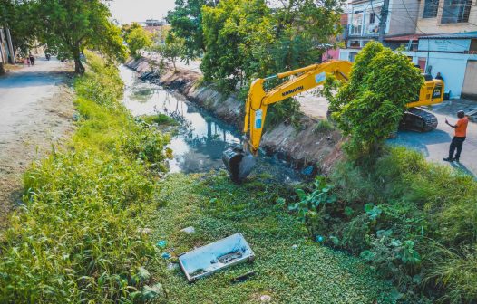 Meriti recebe máquina do Inea para limpeza do Rio Pavuninha