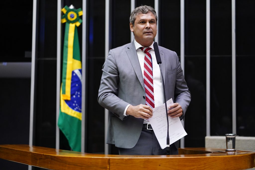 Lindbergh quer Bolsonaro com tornozeleira