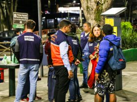 Ação noturna distribui agasalhos em Petrópolis durante frente fria