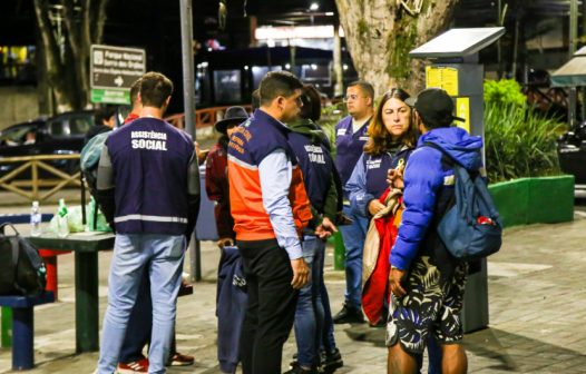Ação noturna distribui agasalhos em Petrópolis durante frente fria
