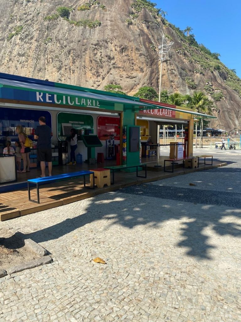 Reciclarte transforma lixo em arte no Rio de Janeiro