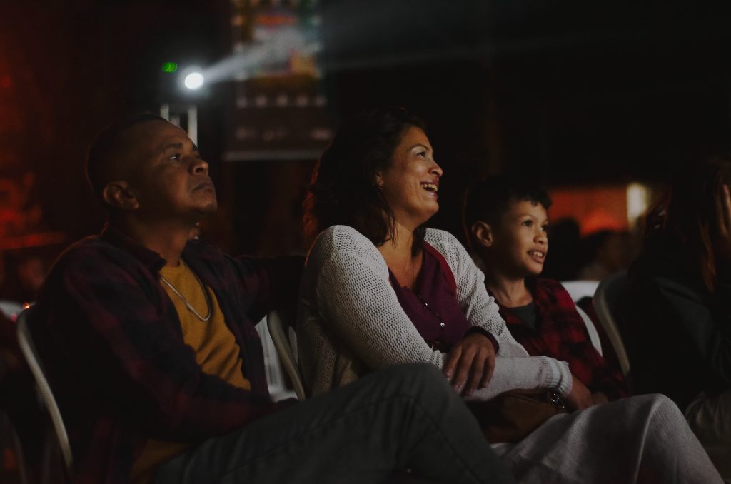 Cinema e arraiá animam Praia Pequena em Mangaratiba