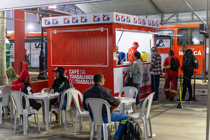 Café da manhã gratuito em Maricá completa um mês