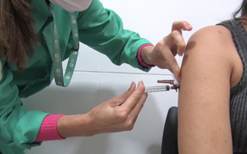 Caminhão da Saúde reforça vacinação em Bacaxá