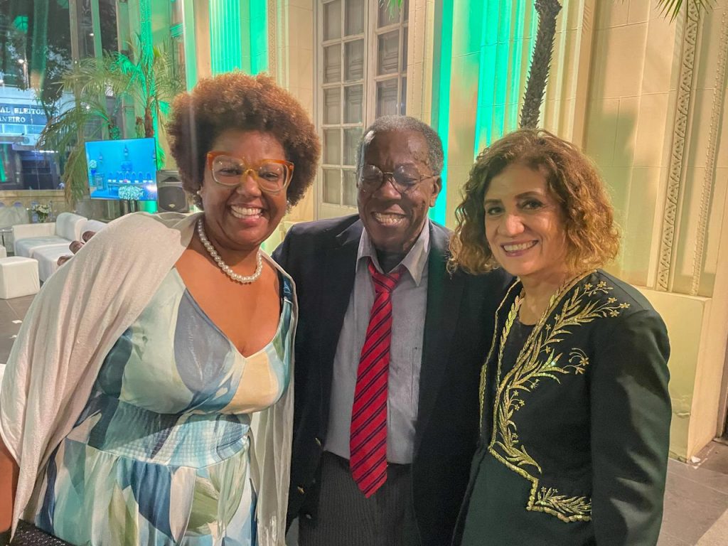 Mirian Leitão, mais feliz que “pinto no lixo”