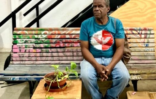 Ex-morador de rua faz exposição no Rio com materiais retirados dos lixões