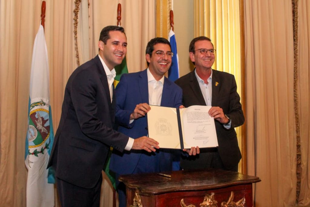 Revoada de tucanos marca posse de Marcelo Queiroz