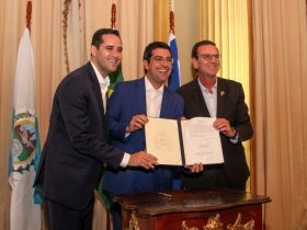 Revoada de tucanos marca posse de Marcelo Queiroz