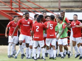America vence Portuguesa e põe a mão na taça da Copa Rio