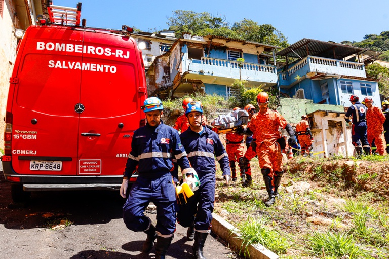 Simulação de desastre em Petrópolis testa envio de alerta de chuvas